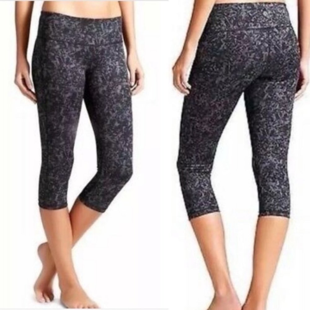 Athleta Reversible Chatarunga Capri Leggings